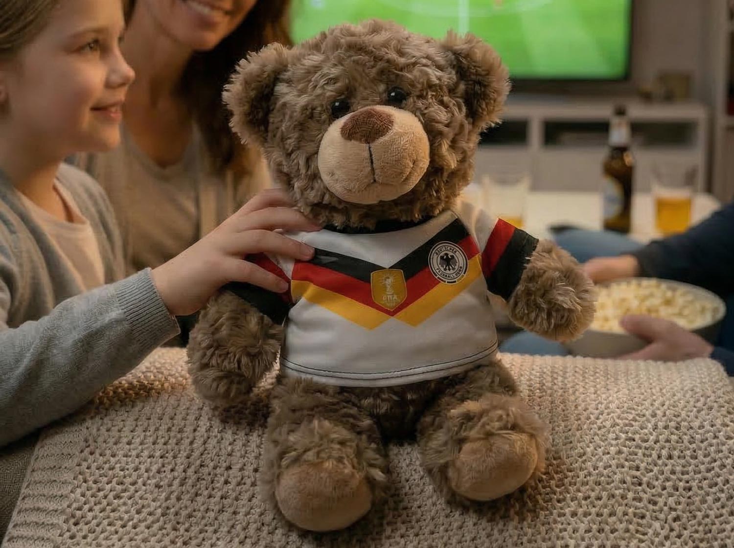 ein kuscheltier mit einem wm2026 fantrikot. man kann name und nummer kostenfrei individualisieren lassen