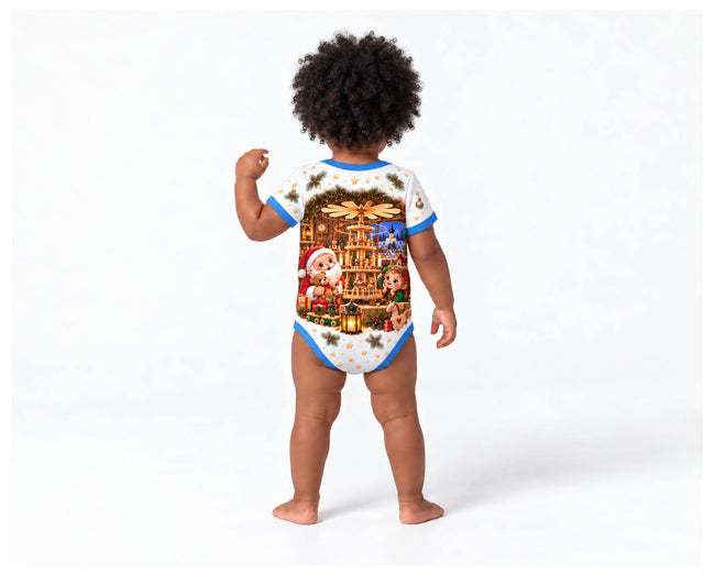 Weihnachtsmann an der Pyramide im Erzgebirgsdorf Weihnachts Baby Body inkl. Name (Druck)