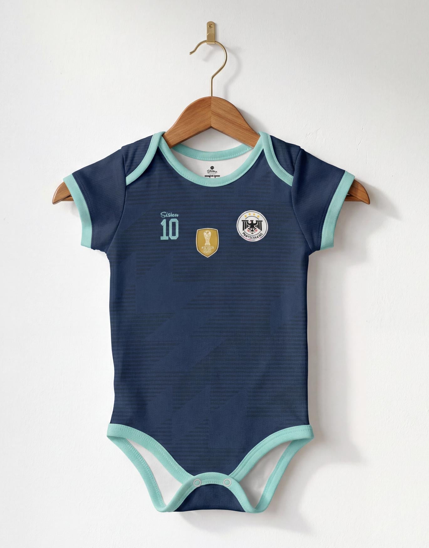 Deutschland WM2026 Auswärts Bio-Baumwolle Baby Body Trikot inkl. Name und Nummer (Druck)