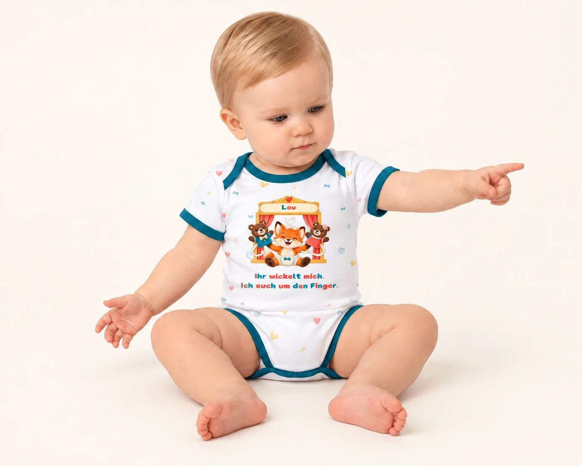 Die kleine Familienregie · Baby allein in der Vorderansicht mit Beispielname Lou