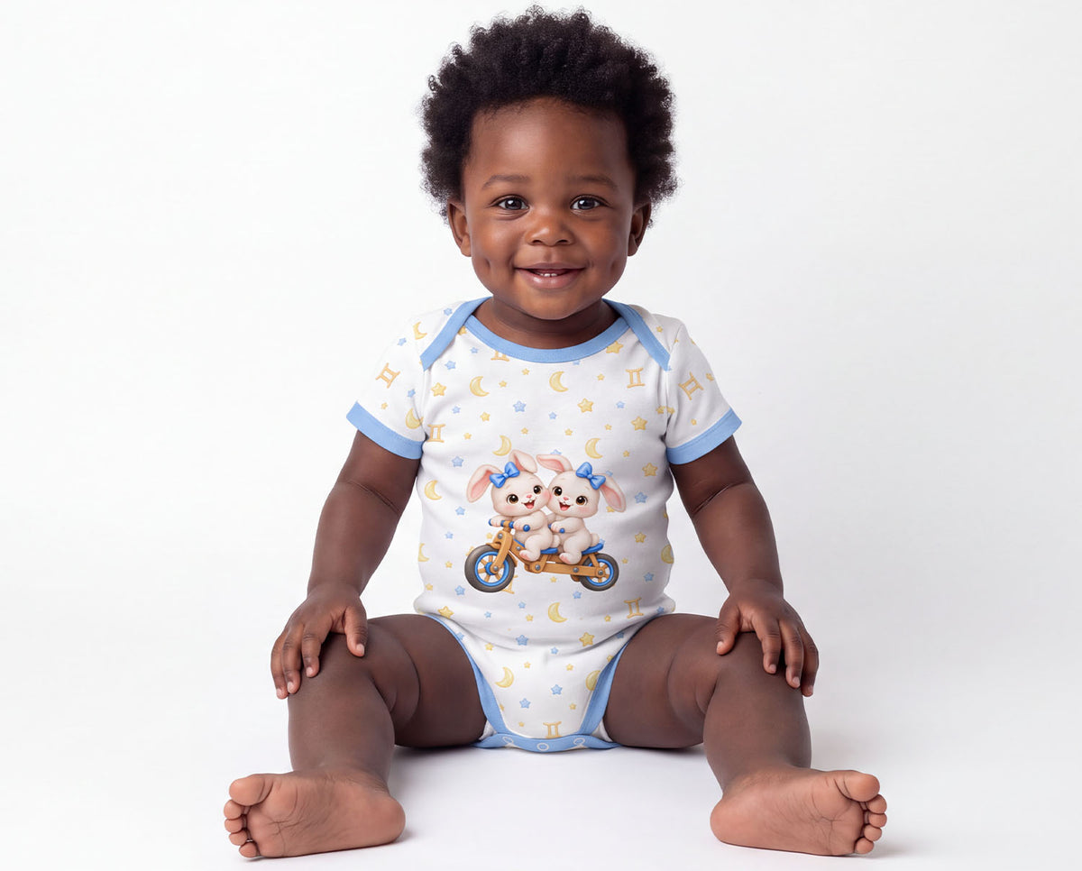 Zwillinge Baby Body Jungen mit Sternzeichenmotiv inkl. Name (Druck)