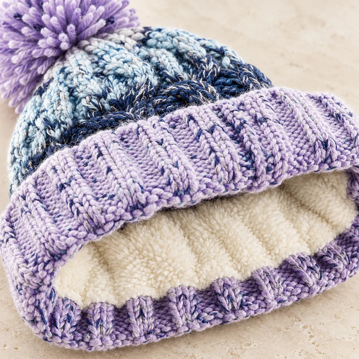 Cremefarbenes Thermalband im Inneren von Aquili Lavender Fizz