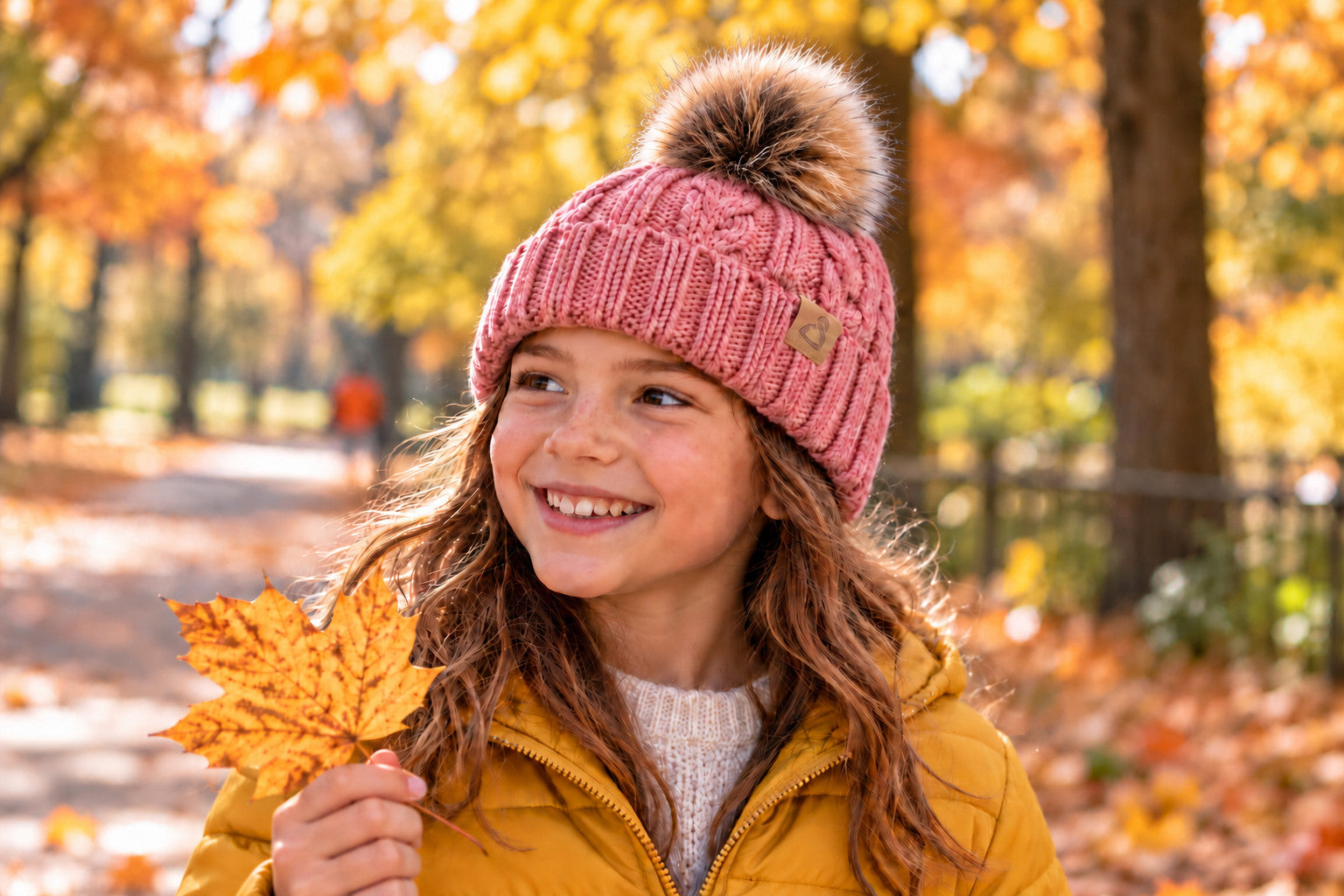 Hali in Rosa mit Basic Kunstfellbommel bei einem Herbstspaziergang