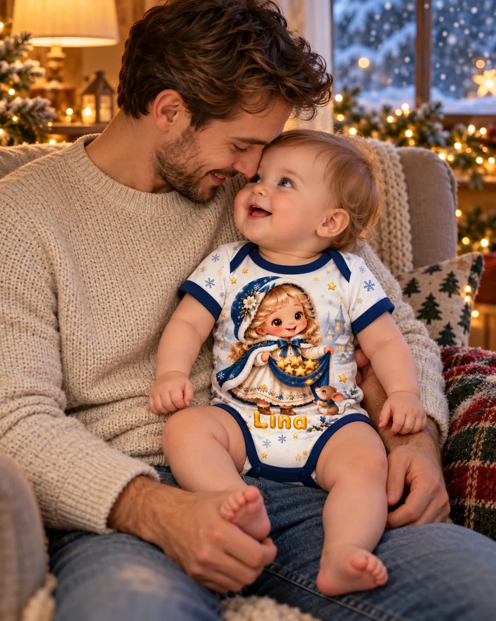Vater und Baby im personalisierten Sternenregen-Body bei einem innigen Wintermoment im warmen Lichterglanz